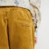 Pantalones chino para niños color tabaco con bordado
