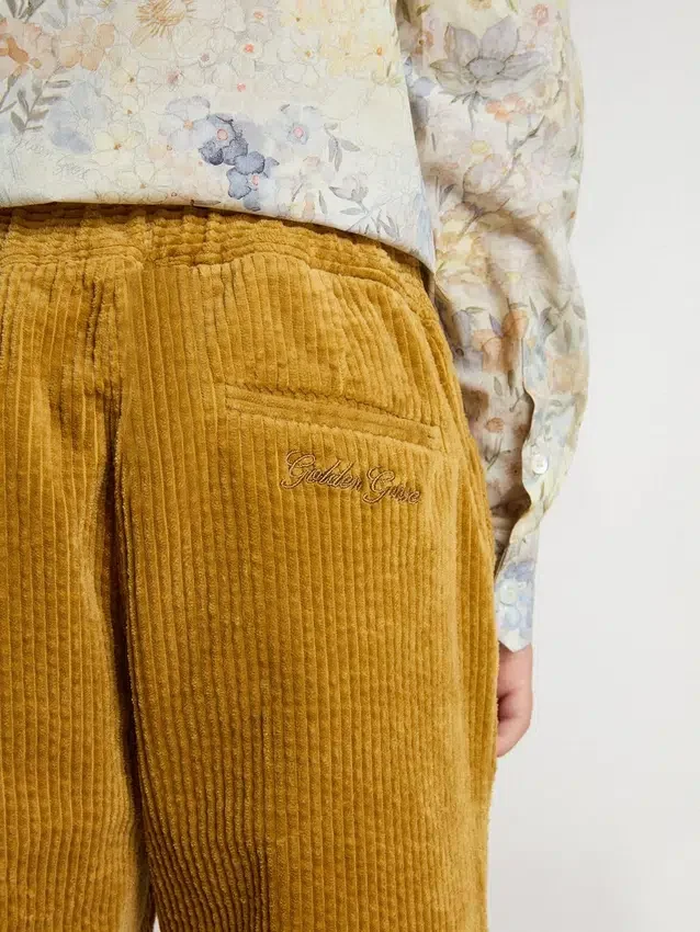 Pantalones chino para niños color tabaco con bordado