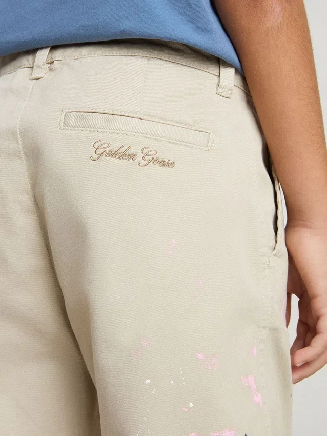 Pantalones chinos beige para niños con toques multicolores