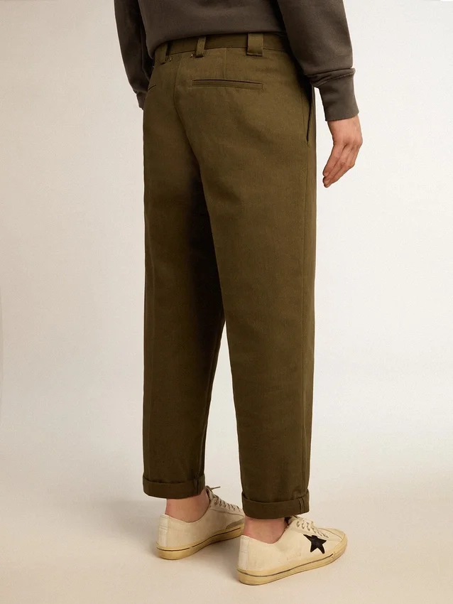 Pantalones chinos de la Golden Collection en verde militar