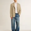 Pantalones chinos de mezclilla para hombre con detalles desgastados