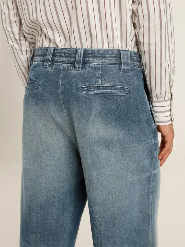 Pantalones chinos de mezclilla para hombre con detalles desgastados