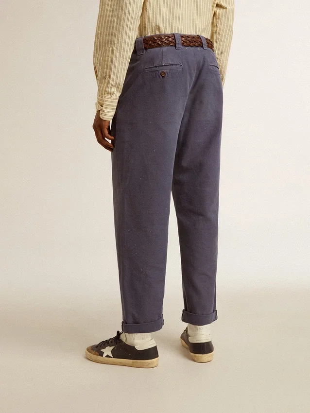 Pantalones chinos para hombre en azul con efecto desgastado