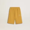 Pantalones cortos de jogging para niños en amarillo ocre con bordado