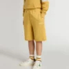 Pantalones cortos de jogging para niños en amarillo ocre con bordado