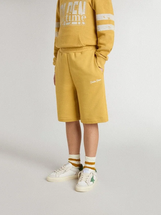 Pantalones cortos de jogging para niños en amarillo ocre con bordado