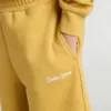 Pantalones cortos de jogging para niños en amarillo ocre con bordado