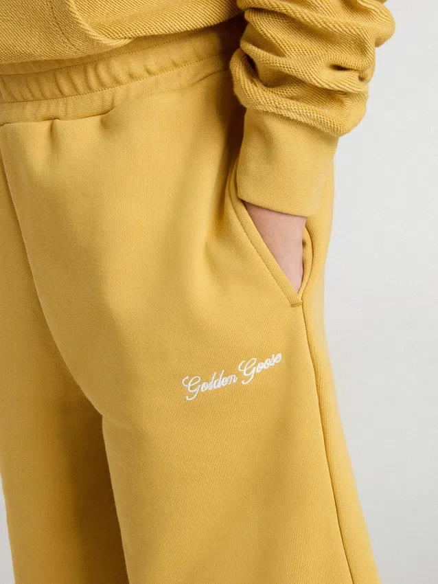 Pantalones cortos de jogging para niños en amarillo ocre con bordado
