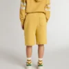 Pantalones cortos de jogging para niños en amarillo ocre con bordado