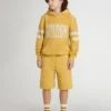 Pantalones cortos de jogging para niños en amarillo ocre con bordado