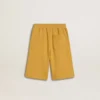 Pantalones cortos de jogging para niños en amarillo ocre con bordado