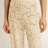Pantalones de encaje transparente color crema para mujer