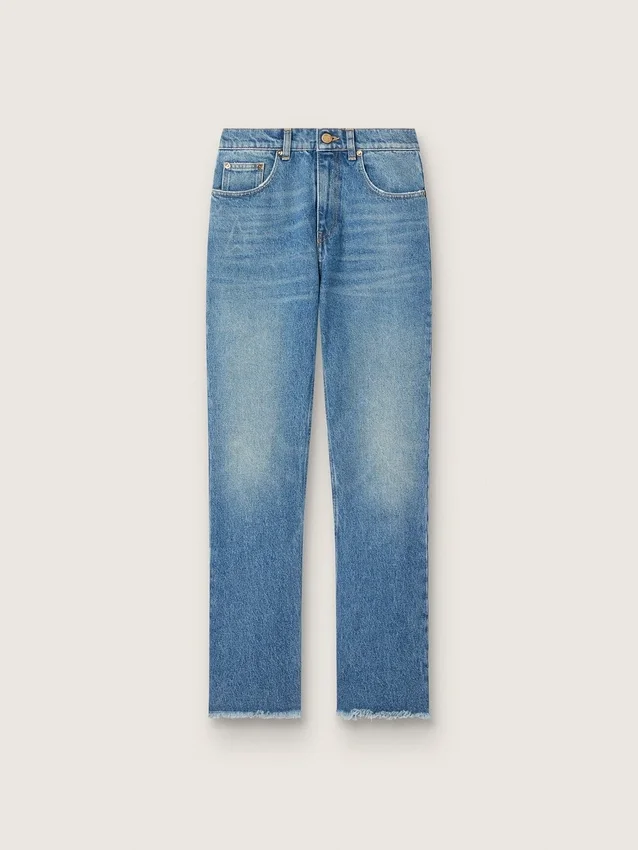 Pantalones de mezclilla acampanados y cortos para mujer con lavado medio