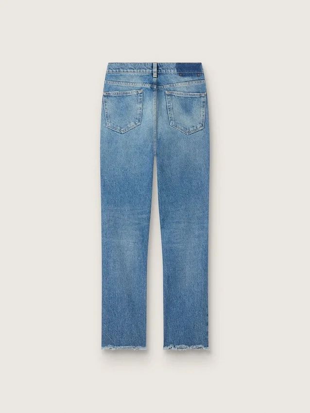 Pantalones de mezclilla acampanados y cortos para mujer con lavado medio