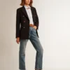 Pantalones de mezclilla acampanados y cortos para mujer con lavado medio