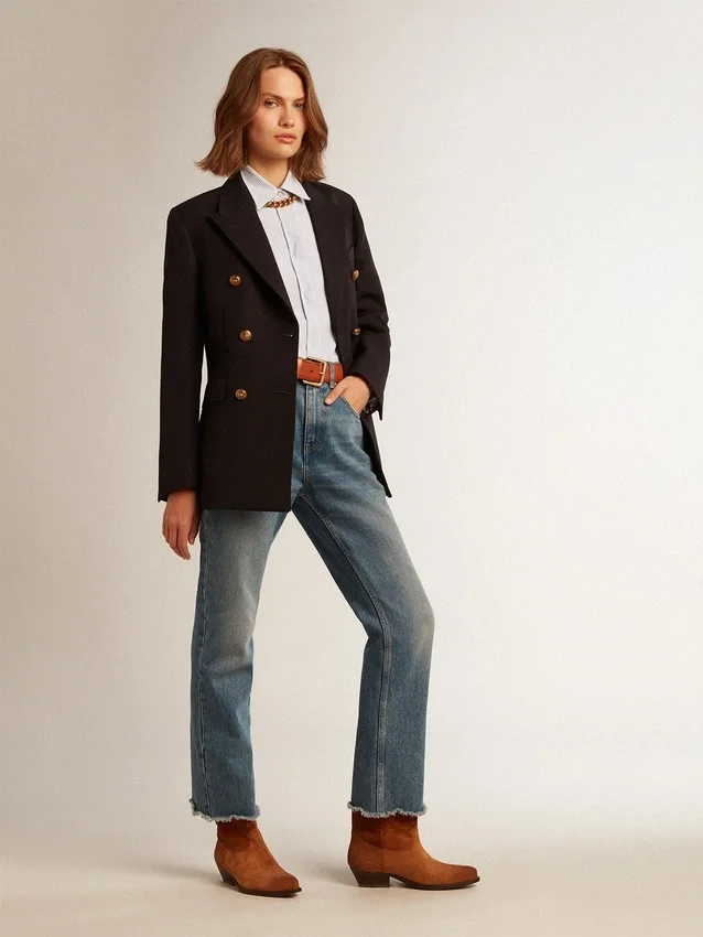 Pantalones de mezclilla acampanados y cortos para mujer con lavado medio