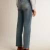 Pantalones de mezclilla acampanados y cortos para mujer con lavado medio