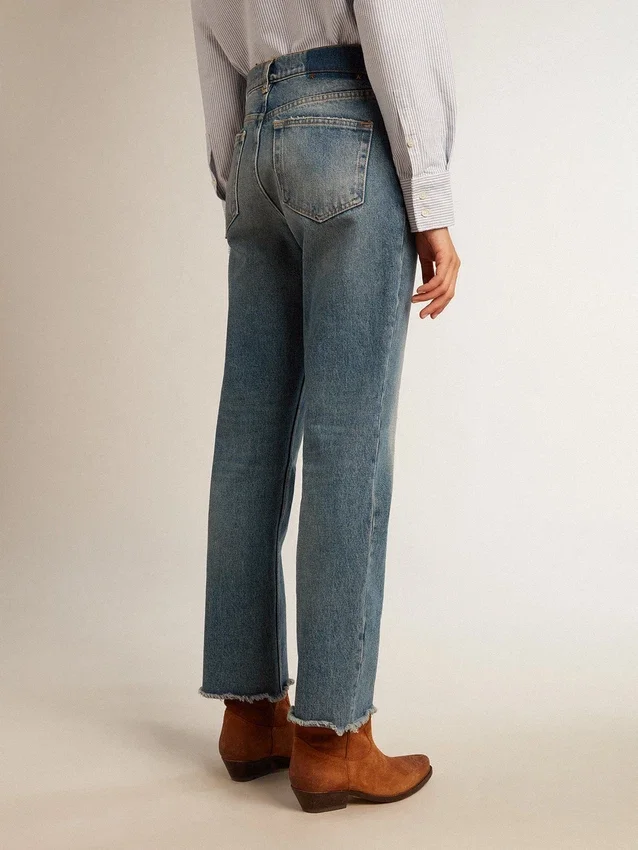 Pantalones de mezclilla acampanados y cortos para mujer con lavado medio