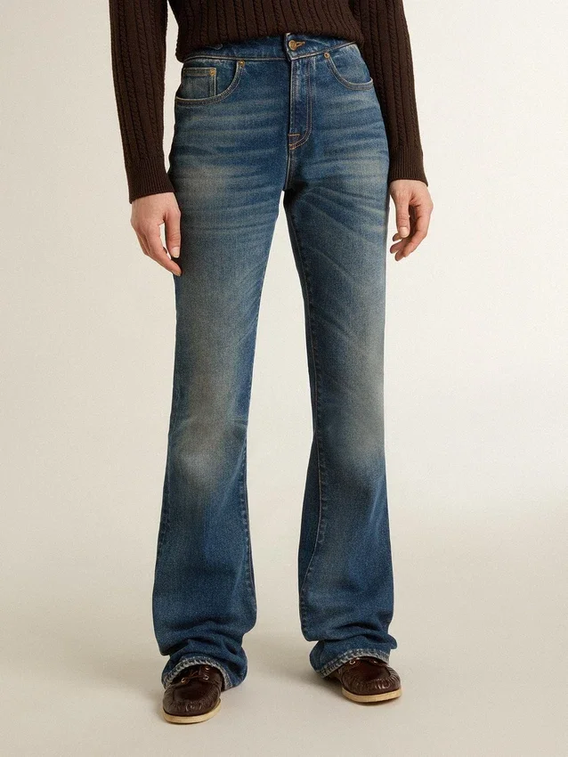 Pantalones de mezclilla de corte acampanado para mujer con lavado vintage y detalles metálicos