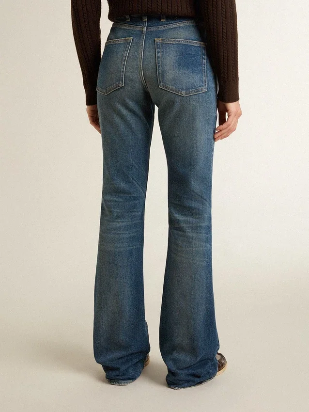 Pantalones de mezclilla de corte acampanado para mujer con lavado vintage y detalles metálicos
