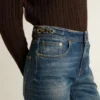 Pantalones de mezclilla de corte acampanado para mujer con lavado vintage y detalles metálicos
