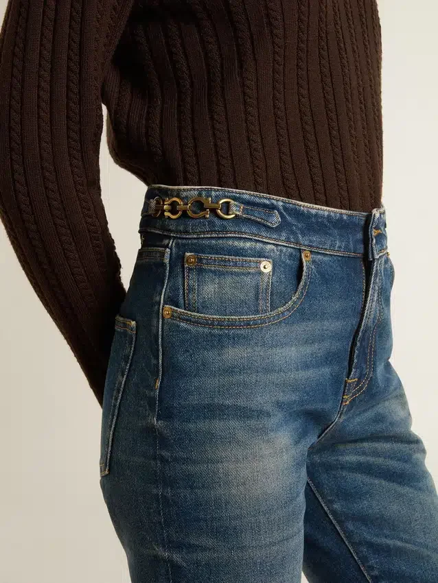Pantalones de mezclilla de corte acampanado para mujer con lavado vintage y detalles metálicos