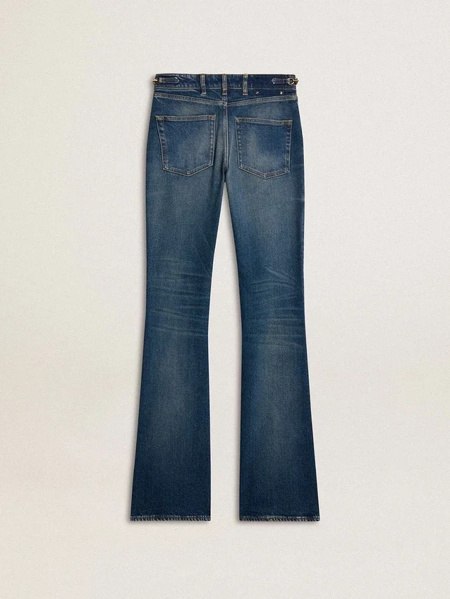 Pantalones de mezclilla de corte acampanado para mujer con lavado vintage y detalles metálicos
