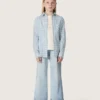 Pantalones de mezclilla de corte acampanado para niñas Golden en denim azul claro con un logotipo bordado