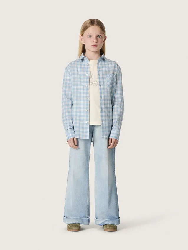 Pantalones de mezclilla de corte acampanado para niñas Golden en denim azul claro con un logotipo bordado