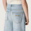 Pantalones de mezclilla de corte acampanado para niñas Golden en denim azul claro con un logotipo bordado
