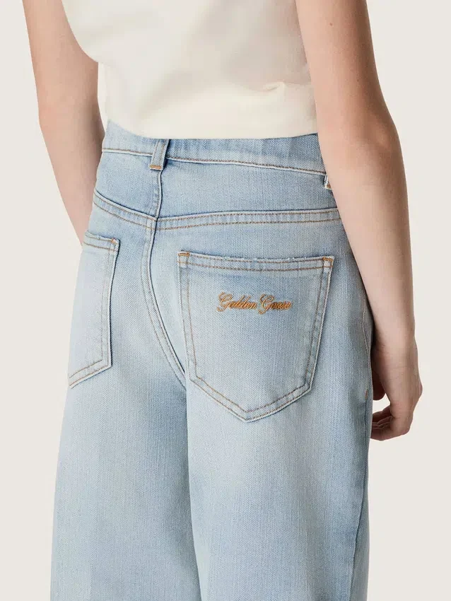 Pantalones de mezclilla de corte acampanado para niñas Golden en denim azul claro con un logotipo bordado
