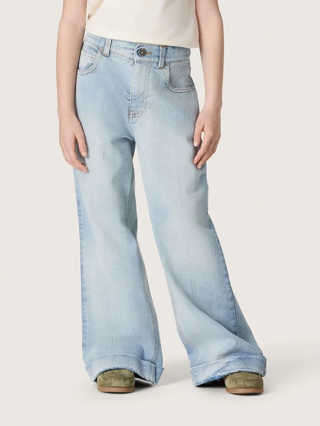 Pantalones de mezclilla de corte acampanado para niñas Golden en denim azul claro con un logotipo bordado