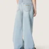Pantalones de mezclilla de corte acampanado para niñas Golden en denim azul claro con un logotipo bordado