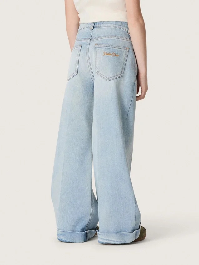 Pantalones de mezclilla de corte acampanado para niñas Golden en denim azul claro con un logotipo bordado