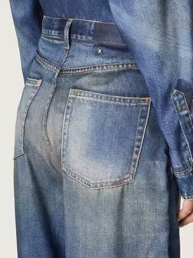 Pantalones de mezclilla estilo boyfriend para mujer en azul denim con estampado de archivo