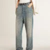Pantalones de mezclilla lavados para mujer con ojales en toda la prenda