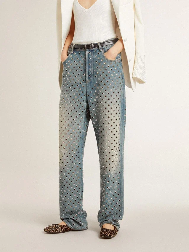 Pantalones de mezclilla lavados para mujer con ojales en toda la prenda