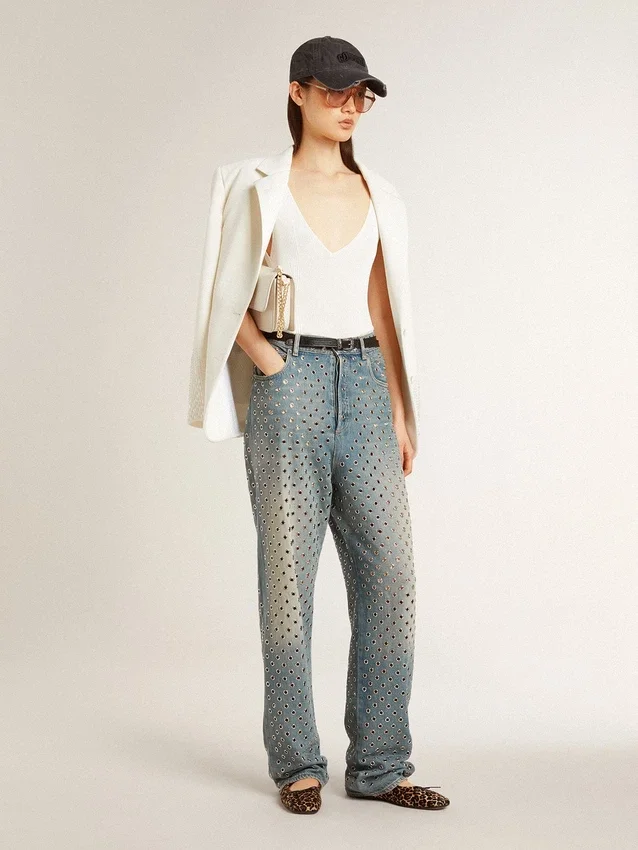 Pantalones de mezclilla lavados para mujer con ojales en toda la prenda