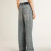 Pantalones de mezclilla lavados para mujer con ojales en toda la prenda