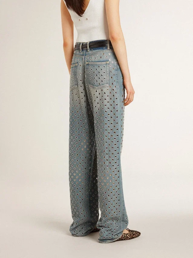 Pantalones de mezclilla lavados para mujer con ojales en toda la prenda