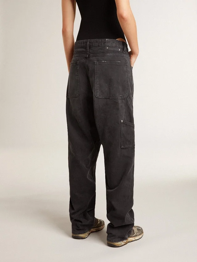 Pantalones de mezclilla negros desgastados para mujer con parches en la parte delantera