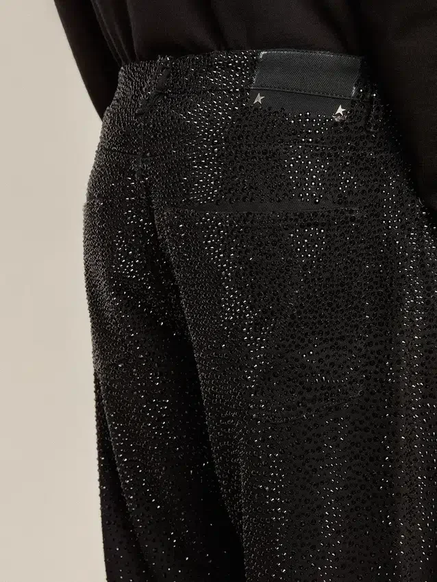 Pantalones de mezclilla negros para hombre con corte holgado y efecto degradado con cristales por toda la prenda