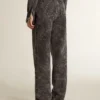 Pantalones de mezclilla negros para mujer con motivo floral
