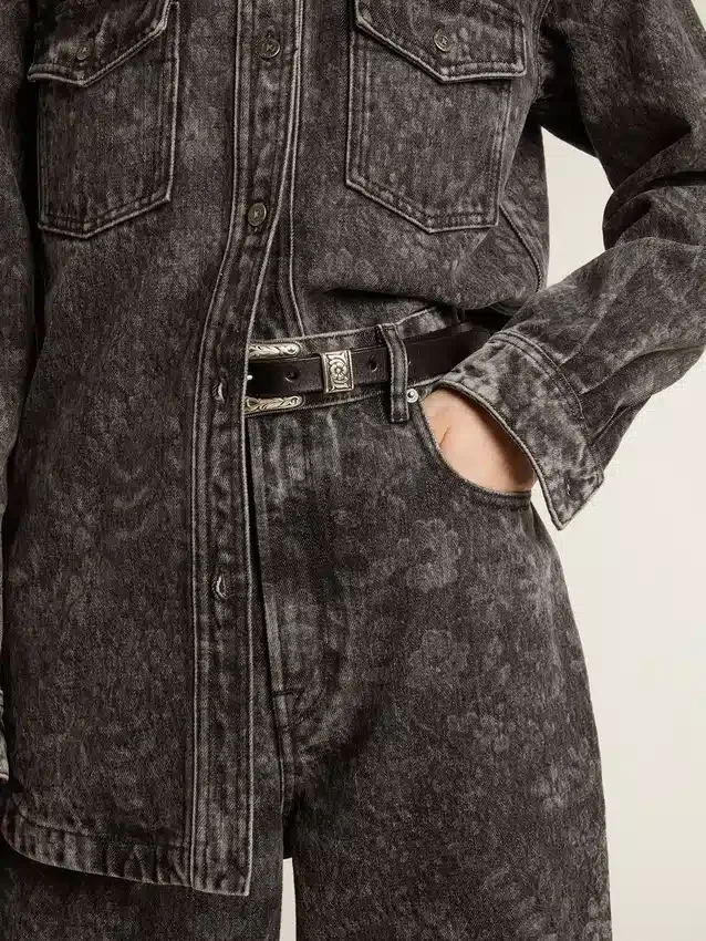 Pantalones de mezclilla negros para mujer con motivo floral