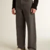 Pantalones de mezclilla para hombre en color gris oscuro con lavado de pliegues retorcidos