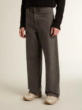 Pantalones de mezclilla para hombre en color gris oscuro con lavado de pliegues retorcidos