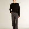 Pantalones de mezclilla para hombre en color gris oscuro con lavado de pliegues retorcidos