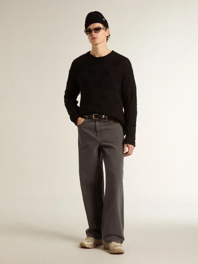 Pantalones de mezclilla para hombre en color gris oscuro con lavado de pliegues retorcidos