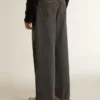 Pantalones de mezclilla para hombre en color gris oscuro con lavado de pliegues retorcidos