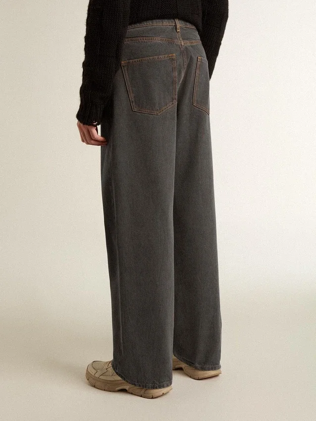 Pantalones de mezclilla para hombre en color gris oscuro con lavado de pliegues retorcidos